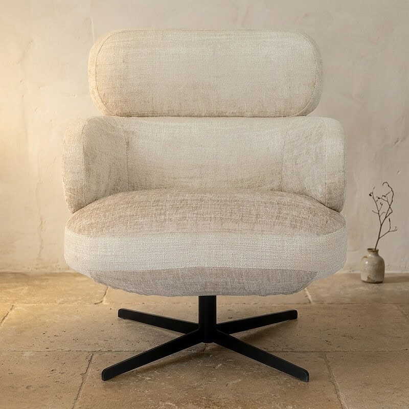 Moderne houten lounge fauteuil met comfortabele beige bekleding, perfect voor een stijlvolle en gezellige zithoek.