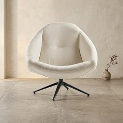 Ontwerp van Mokana meubelen: moderne lounge stoel in off-white stof, ideaal voor een eigentijdse woonkamer.