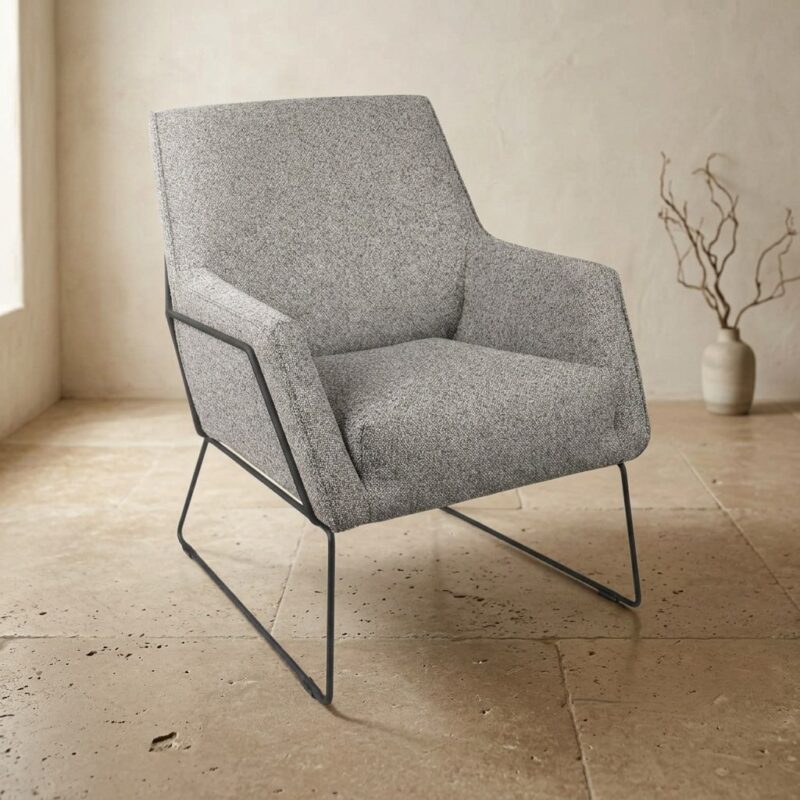 Moderne grijze fauteuil met slank stalen frame, perfect voor een stijlvolle woonkamer of kantoorruimte. Comfortabel en eigentijds design, ideaal voor ontspanning en decoratie.