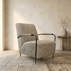 Vintage fauteuil met stoffen bekleding en metalen armleuningen, perfect voor een stijlvolle woonkamer of lounge. Elegant design met comfortabele zit en trendy uitstraling.