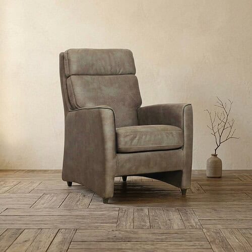 Luxe leren fauteuil in een moderne woonkamer, perfect voor ontspanning en stijl. Gemaakt van hoogwaardig leer met een comfortabele zitting en rugleuning, ideaal voor elke zithoek.