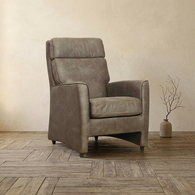 Luxe leren fauteuil in een moderne woonkamer, perfect voor ontspanning en stijl. Gemaakt van hoogwaardig leer met een comfortabele zitting en rugleuning, ideaal voor elke zithoek.