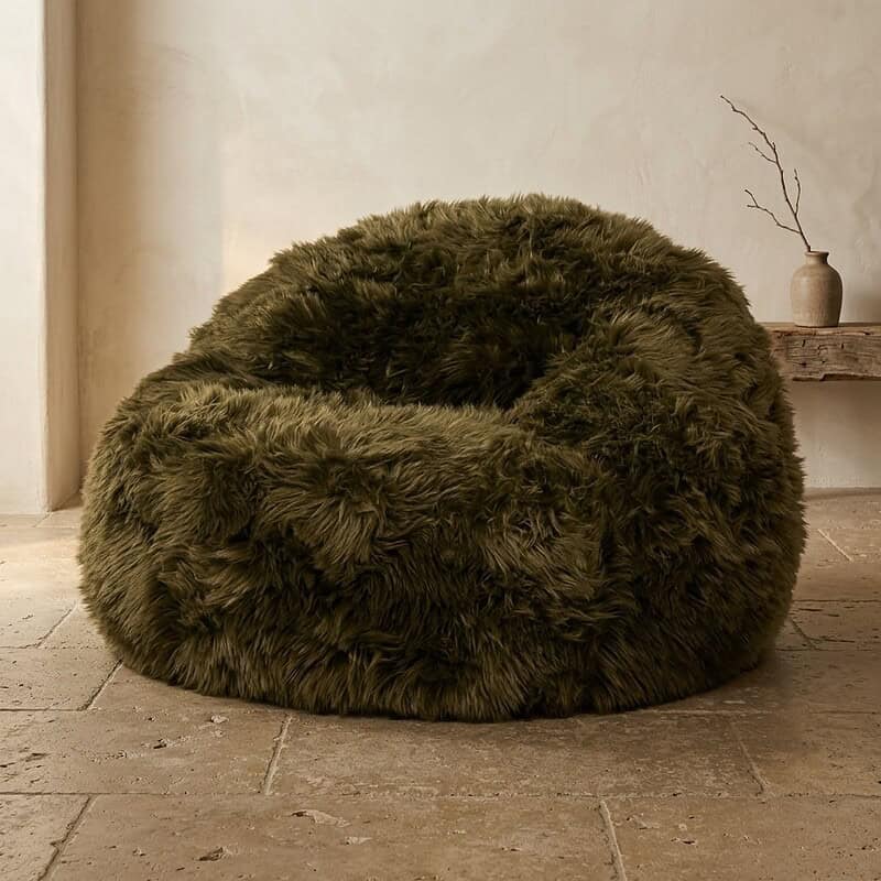 Luxe wollen fauteuil in natuurlijke, zachte textuur, perfect voor een modern interieur. Ideaal voor comfort en stijl in elke woonkamer of lounge.