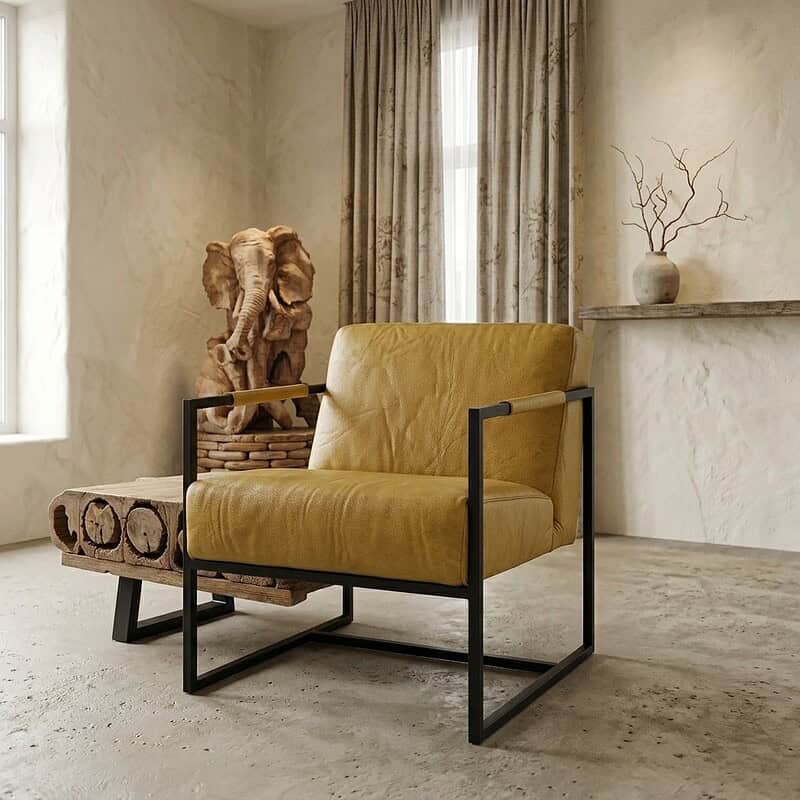Moderne gele bank met zwart metalen frame in een minimalistische woonkamer, gecombineerd met natuurlijke decoraties en grote ramen voor een stijlvolle en gezellige sfeer.