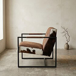 Luxe fauteuil met houten armleuningen, leren zitting en metalen frame, perfect voor modern interieur.