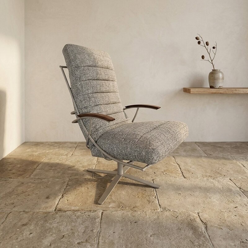 Moderner Relaxsessel mit Armlehnen aus Holz, bezogen mit grauem Stoff, platziert in einem minimalistischen Innenraum mit einem Holzregal und einer Vase im Hintergrund.