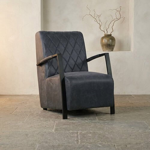 Luxe Mokana fauteuil met zwart frame en quilted rugleuning, perfect voor modern interieur.