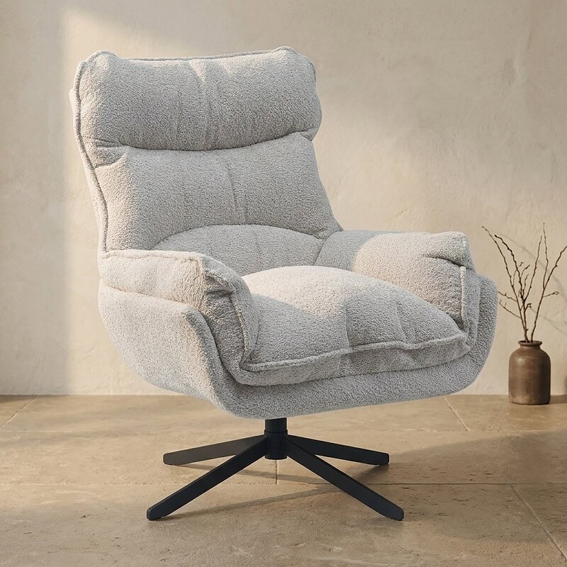 Hoge Rugleuning Relaxfauteuil Comfortabele lichtgrijze relaxfauteuil met hoge rugleuning en draaibare onderstel, perfect voor een moderne woonkamer of kantoorruimte.