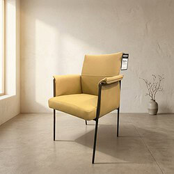 Comfortabele beige lounge stoel met zwart metalen frame, ideaal voor moderne woonruimtes en zithoeken.