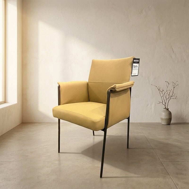 Comfortabele beige lounge stoel met zwart metalen frame, ideaal voor moderne woonruimtes en zithoeken.