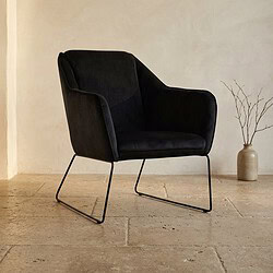 Moderne zwarte fauteuil met houten armleuningen en metalen frame, perfect voor een eigentijdse woonkamer of kantoorruimte.