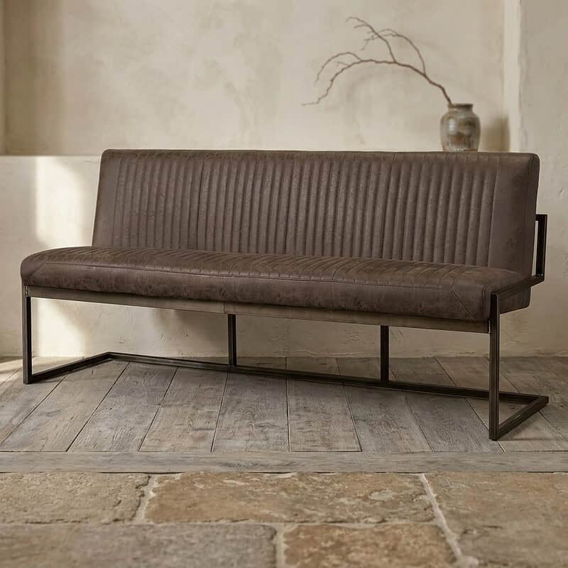 Bankbank met gestikte rugleuning en metalen frame, perfect voor moderne interieurs. Gemaakt van hoogwaardige materialen voor comfort en duurzaamheid, ideaal voor woon- of wachtkamers.