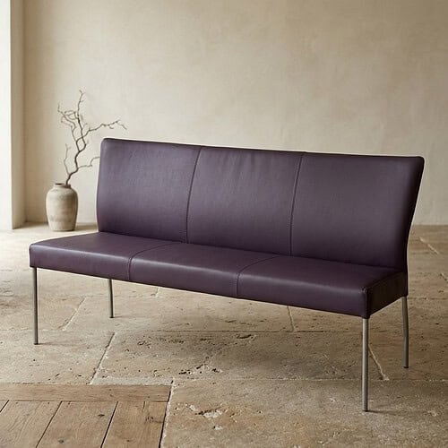 Strakke, moderne bank met donkergrijze bekleding en slanke metalen poten, perfect voor een eigentijdse woonkamer of kantoorruimte.