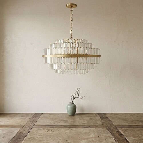 Mokana luxe chandelier boven minimalistische ruimte Luxe chandelier van Mokana boven een minimalistische ruimte met een vaas en tak, perfect voor moderne interieurdecoratie.