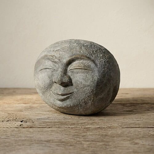 Handgemaakte stenen gezichtssculptuur met een glimlach, perfect voor interieurdecoratie en tuinaccessoires, gemaakt van natuurlijk materiaal.