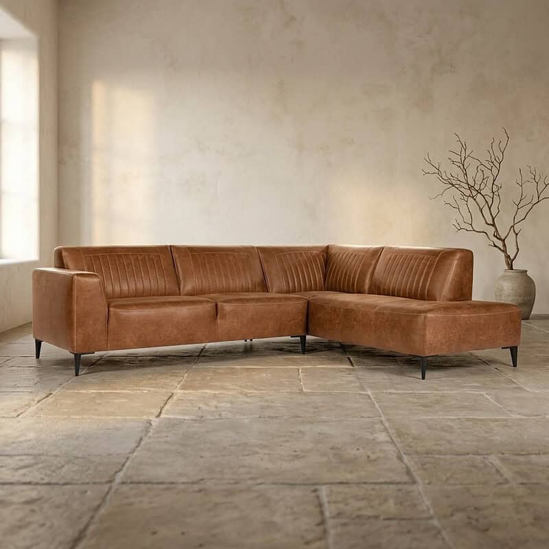 Luxe leren hoekbank in warm bruin, perfect voor moderne woonkamers en stijlvolle interieurs.