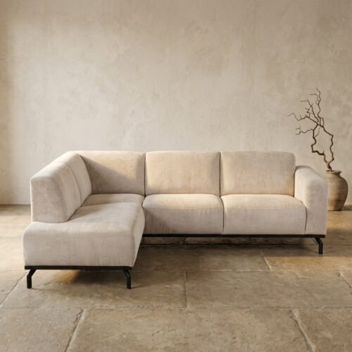 Moderne beige hoekbank met comfortabele kussens en strakke lijnen, perfect voor een stijlvolle en gezellige zithoek.