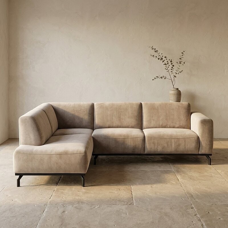 Bank met moderne, minimalistische uitstraling, beige bekleding en zwart metalen poten, perfect voor een stijlvolle woonkamer.