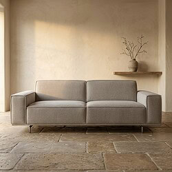 Elegante moderne grijze bank van Mokana Meubelen, perfect voor een stijlvolle woonkamer met minimalistisch design en comfortabele zitervaring.
