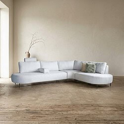 Moderne witte loungebank van Mokana meubelen met zachte kussens, perfect voor een stijlvolle en comfortabele zithoek in huis.