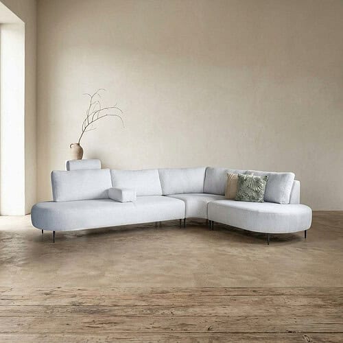 Moderne witte loungebank van Mokana meubelen met zachte kussens, perfect voor een stijlvolle en comfortabele zithoek in huis.
