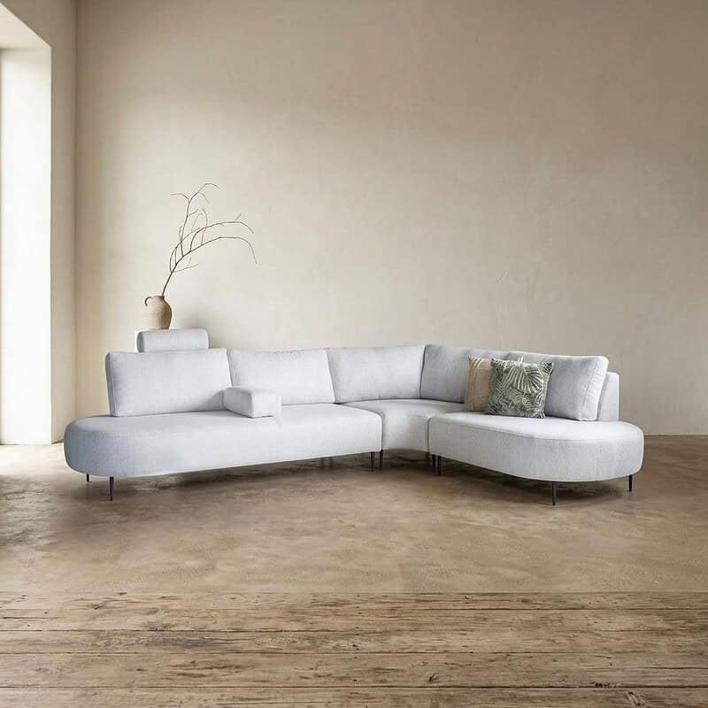 Moderne witte loungebank van Mokana meubelen met zachte kussens, perfect voor een stijlvolle en comfortabele zithoek in huis.