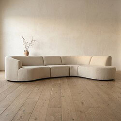Luxe beige hoekbank in een minimalistische woonkamer, perfect voor moderne interieurs en gezellige zithoeken.