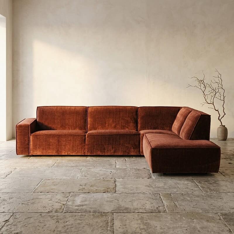 Ruime Mokana bank met chaise longue in terracotta stof, perfect voor moderne woonkamers.