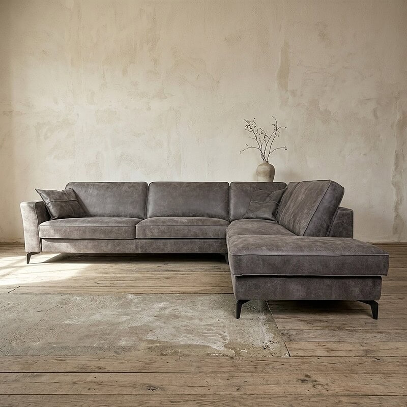 Luxe grijs stoffen hoekbank van Mokana Meubelen, perfect voor moderne woonkamers, met ruime zitplaatsen en elegante uitstraling.