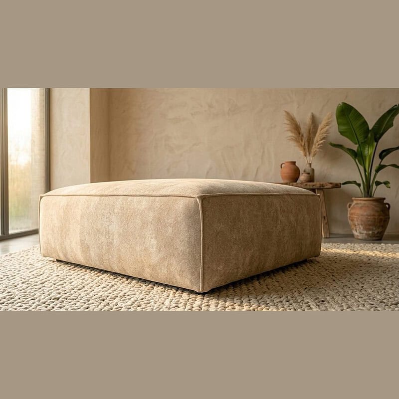 Luxe beige loungebank van Mokana meubelen, perfect voor moderne woonkamers, met zachte bekleding en ruim zitoppervlak.