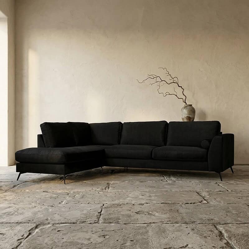 Elegante zwarte loungebank met chaise longue, perfect voor een moderne woonkamer. Gemaakt door Mokana Meubelen, combineert comfort en stijl met strakke lijnen en hoogwaardige materialen.