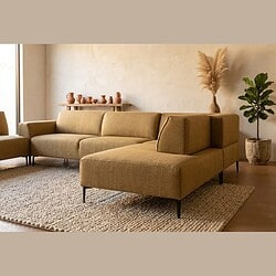 Moderne beige hoekbank, perfect voor een gezellige woonkamer, gecombineerd met natuurlijke decoraties en een warme sfeer.