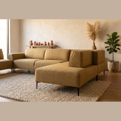 Moderne beige hoekbank, perfect voor een gezellige woonkamer, gecombineerd met natuurlijke decoraties en een warme sfeer.