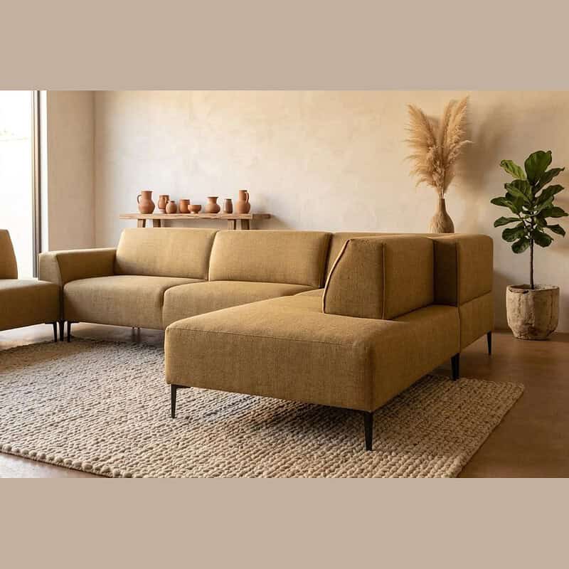 Moderne beige hoekbank, perfect voor een gezellige woonkamer, gecombineerd met natuurlijke decoraties en een warme sfeer.