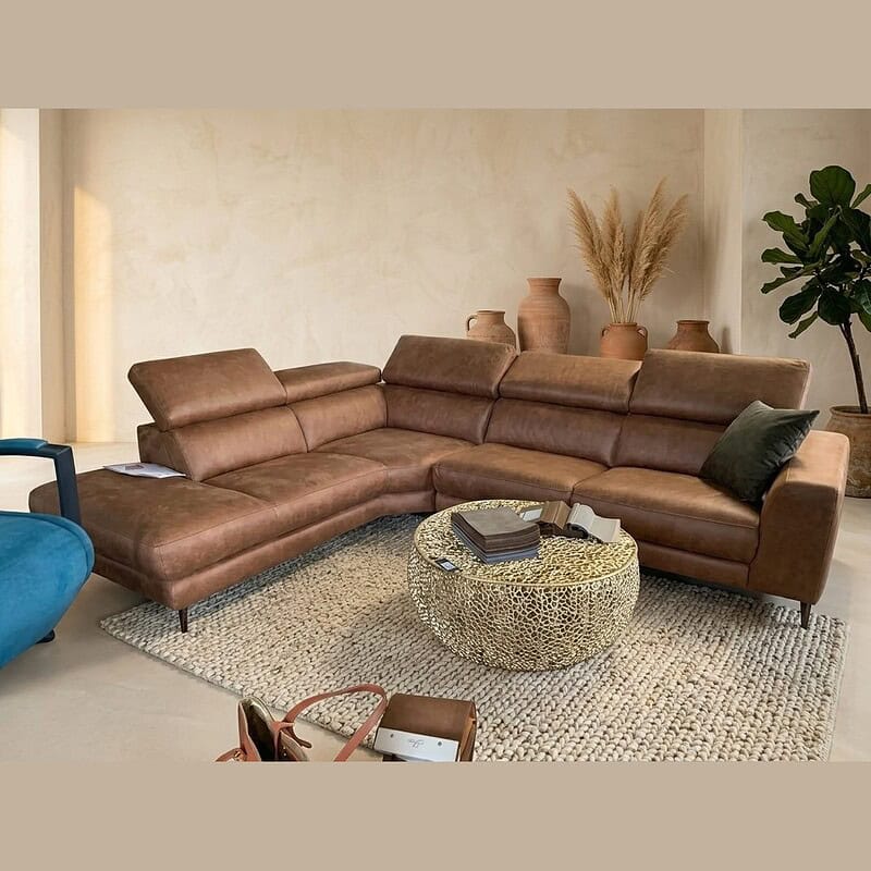 Luxe leren hoekbank in een moderne woonkamer, perfect voor comfortabel loungen en stijlvolle interieurdecoratie.