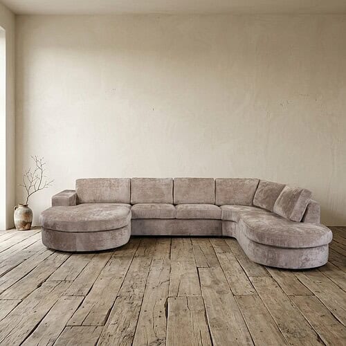 Luxe bank met ronde chaise longue in zachte beige stof, perfect voor moderne woonkamers. Gemaakt door Mokana Meubelen, combineert comfort en stijl voor een eigentijdse inrichting.