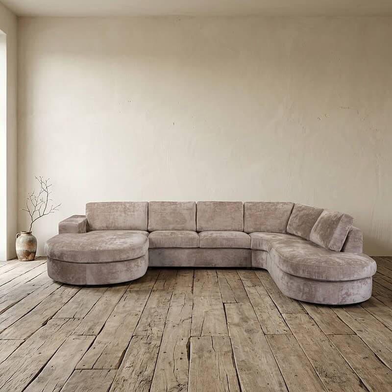 Bank met ronde chaise longue - Mokana Meubelen Luxe bank met ronde chaise longue in zachte beige stof, perfect voor moderne woonkamers. Gemaakt door Mokana Meubelen, combineert comfort en stijl voor een eigentijdse inrichting.