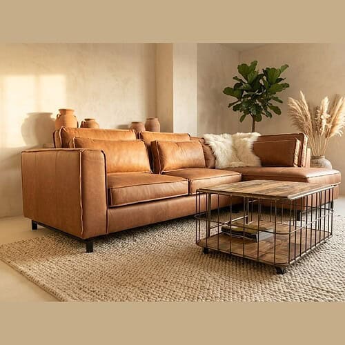 Luxe leren bank van Mokana Meubelen in een stijlvolle woonkamer, perfect voor een modern interieur.
