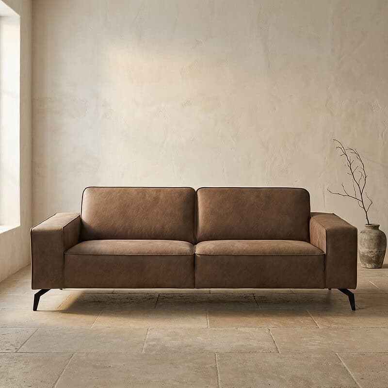 Modernes Ledersofa in einer neutralen Farbe, perfekt für ein zeitgemäßes Wohnzimmer. Aus hochwertigem Leder gefertigt, bietet es Komfort und Stil für jeden Einrichtungsstil.