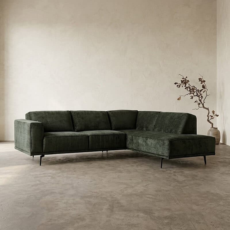 Luxe donkergroene fluwelen loungebank met moderne uitstraling, perfect voor stijlvolle woonkamers en comfortabele zithoek.