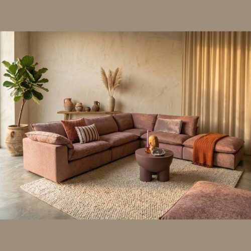 Luxe bankstel van Mokana Meubelen in een stijlvolle woonkamer met natuurlijke decoratie en zachte kleuren.