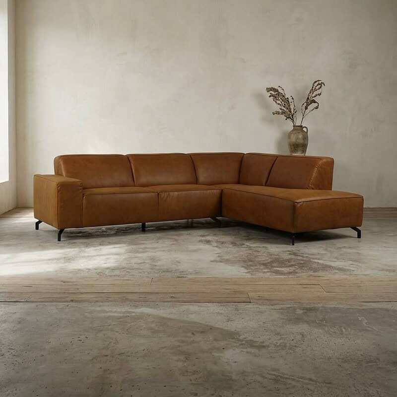 Leren hoekbank in bruin leer, perfect voor een stijlvolle woonkamer. Comfortabel en duurzaam, ideaal voor gezellige zitmomenten en modern interieurdesign.