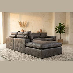 Luxe leren hoekbank met chaise longue in een modern interieur, perfect voor comfortabele zithoek. Gemaakt door Mokana Meubelen, hoogwaardige afwerking en tijdloos design.