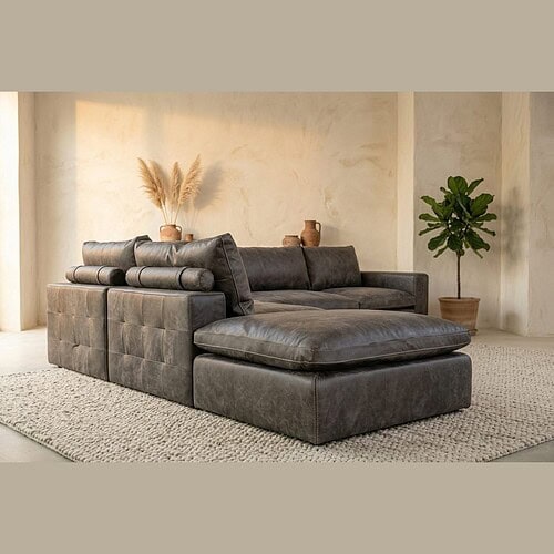 Luxe leren hoekbank met chaise longue in een modern interieur, perfect voor comfortabele zithoek. Gemaakt door Mokana Meubelen, hoogwaardige afwerking en tijdloos design.