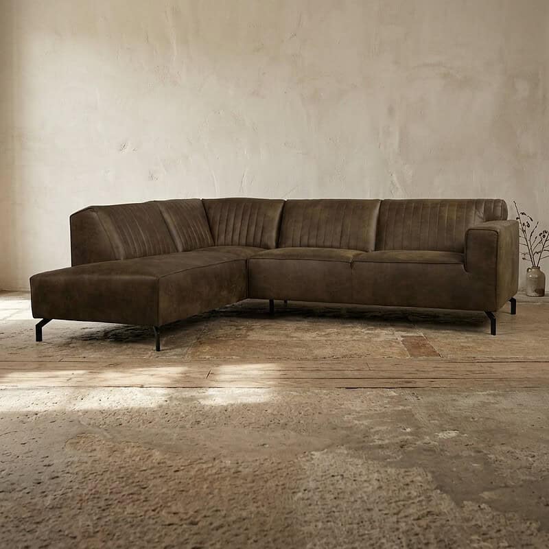Luxe leren hoekbank in vintage stijl met comfortabele kussens, perfect voor moderne en klassieke interieurs, gemaakt door Mokana Meubelen.