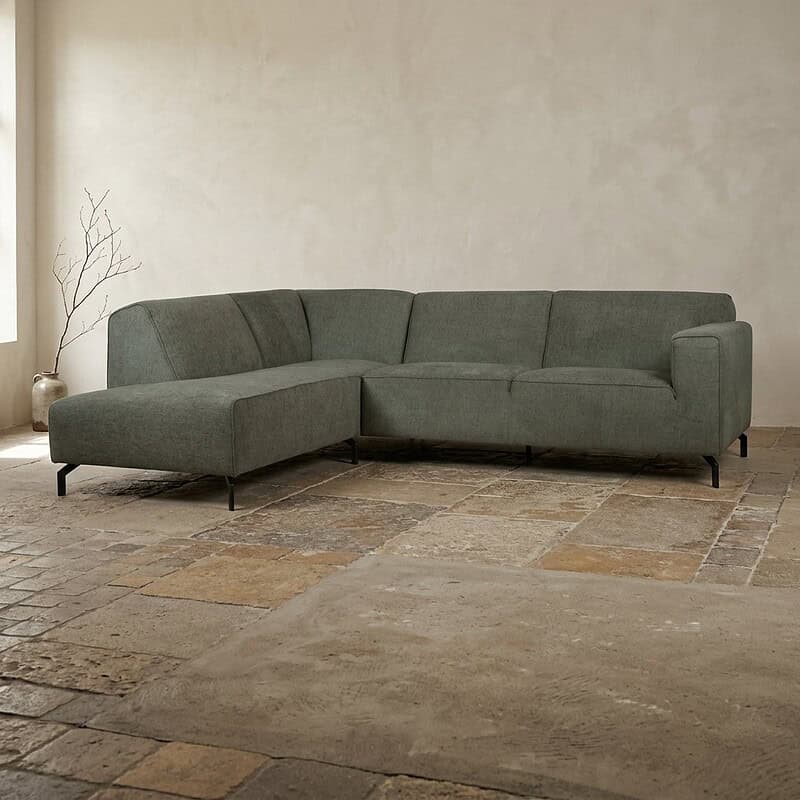 Moderne groene hoekbank van Mokana Meubelen, perfect voor een stijlvolle woonkamer. Gemaakt van hoogwaardig materiaal, comfortabel en duurzaam, met een eigentijds ontwerp.