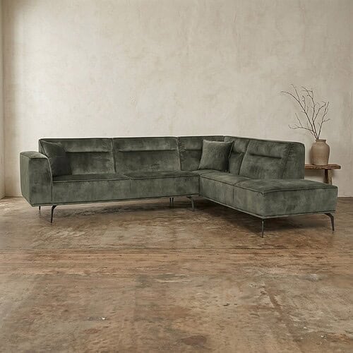 Ein modernes, grünes Samtsofa mit schlanken Metallbeinen – perfekt für ein stilvolles Wohnzimmer.