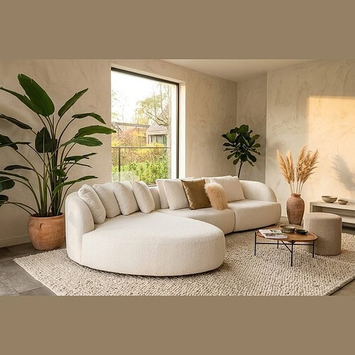 Luxe witte hoekbank in modern woonkamer Moderne witte hoekbank in een stijlvolle woonkamer met grote planten en natuurlijke decoratie, perfect voor een eigentijdse interieurstijl.