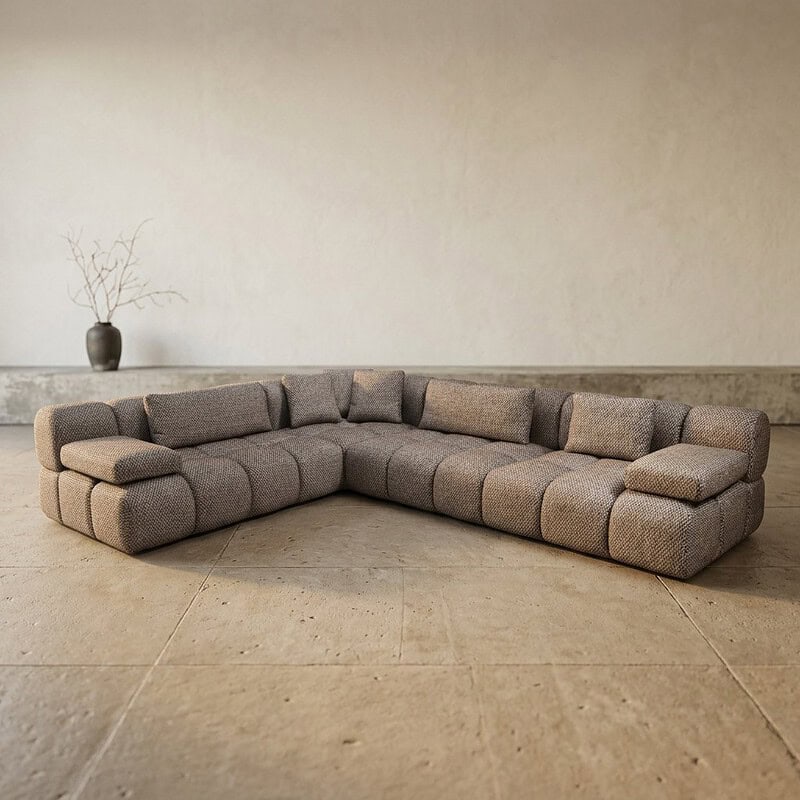 Luxe L-vormige bank in een minimalistisch interieur, perfect voor gezellige zithoek. Gemaakt van hoogwaardige stoffen met comfortabele kussens, ideaal voor moderne woonkamers.
