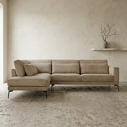 Moderne beige loungebank van Mokana meubelen met comfortabele kussens, perfect voor een stijlvolle en gezellige zithoek in een minimalistische woonkamer.